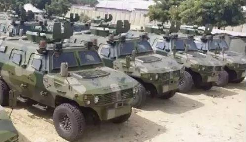 （索马里高调展示了中国陕西宝鸡专用汽车公司制造的“虎士”装甲车）