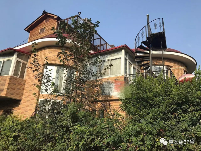 ▲翟某别墅外观。 &nbsp; 新京报记者刘经宇 摄