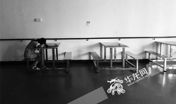 重庆师范大学儿童智能发展中心内，一个小孩在沉睡。见习记者 陈旭 摄