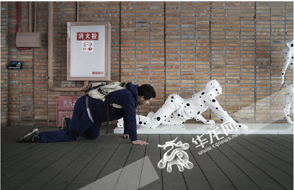 孤独症患者点点在模仿雕塑。寻影季摄影工作室供图 华龙网发