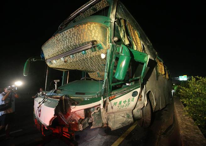  台湾1号高速路中山高北上348公里冈山交流道附近11日晚间近12点发生重大车祸，造成乘客被抛飞车外，共6死11伤，车体毁损变形，肇事原因仍待调查。（图片来源：台湾《中时电子报》）