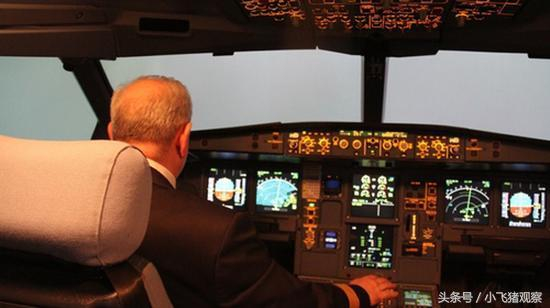 科罗里在全飞行模拟器上演示如何在恶劣天气情况下降落