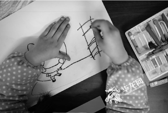 绘画的自闭症儿童。寻影季摄影工作室供图 华龙网发