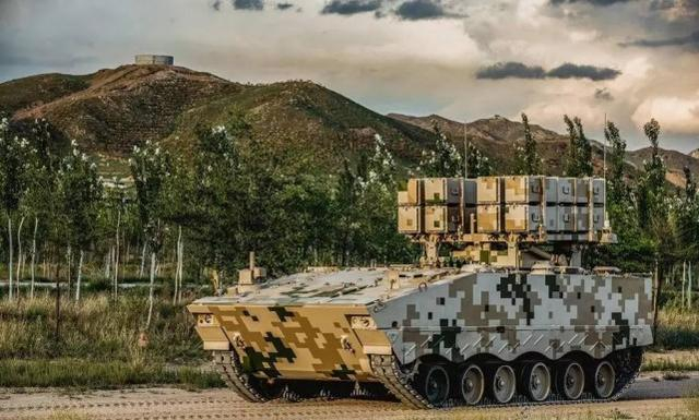 图片：采用04A型步兵战车底盘，同样采用8联装发射装置的中国红箭-10反坦克导弹发射车。