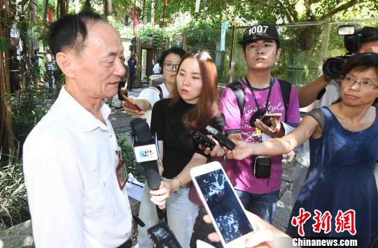 　　海峡（福州）大熊猫研究交流中心主任陈玉村介绍了“巴斯”传奇的一生和她最后的时光。　刘可耕 摄