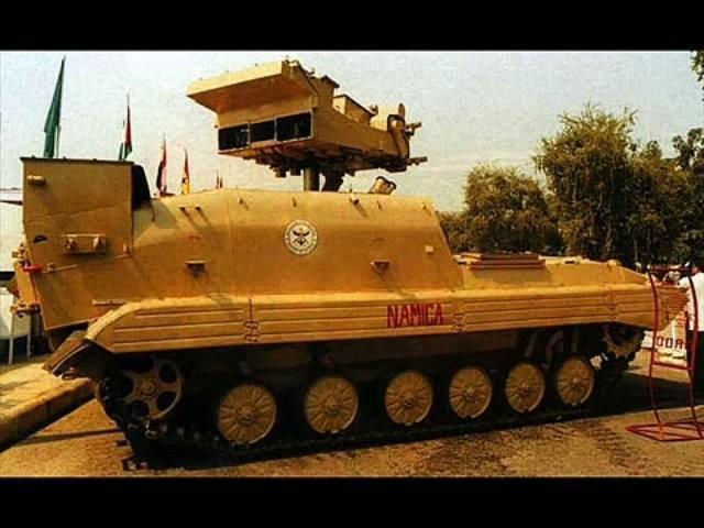 图片：上世纪90年代曝光的早期型号“毒蛇”导弹发射车，装有4枚待发导弹。发射车采用BMP-2步兵战车变体，被称为“纳米卡”（NAMICA）。