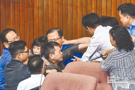  台湾“立法院”临时会8月28日继续处理“前瞻基础建设特别预算案”，国民党“立委”9时左右突然冲上主席台，随后民进党“立委”也上到主席台，过程中造成国民党“立院”党团书记长林为洲（左四）被围攻。（图片来源：台湾《中时电子报》）