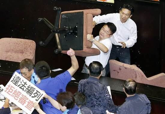  民进党“立委”吴秉叡抬起椅子丢向国民党“立委”。（图片来源：台湾《中时电子报》）