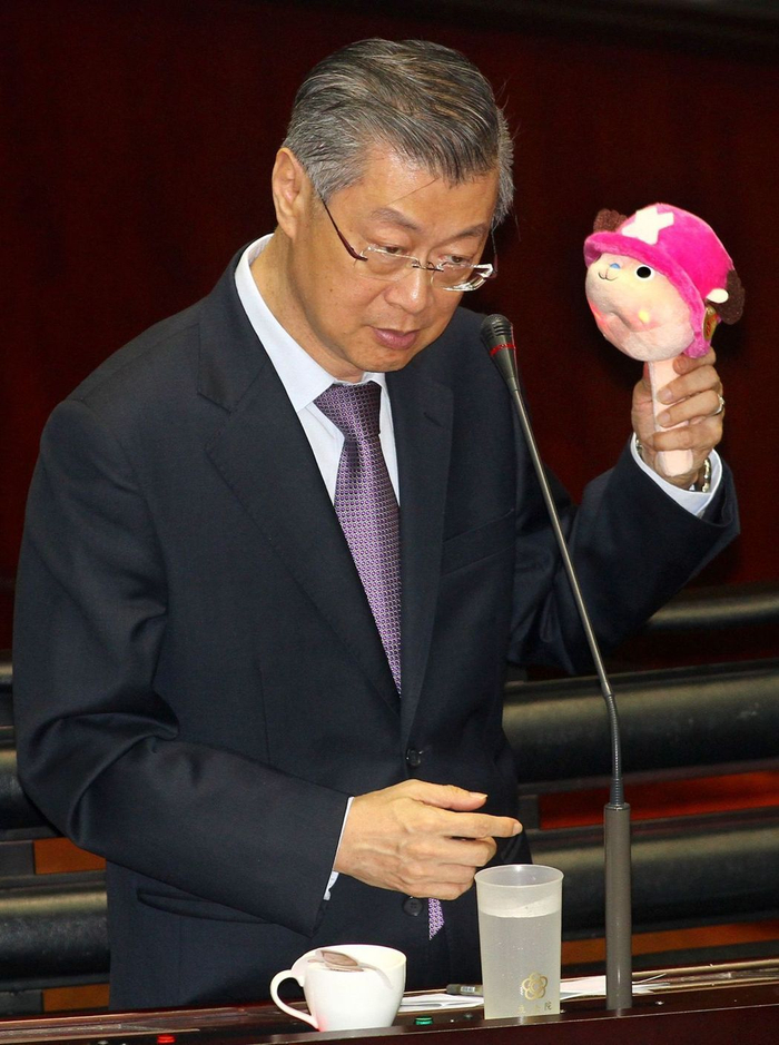  “立委”杨玉欣将一个日本漫画航海王人物乔巴造型的玩偶槌送给时任“行政院长”陈冲。（图片来源：台湾《联合报》）