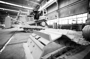 河钢集团技术人员对推土机进行调试