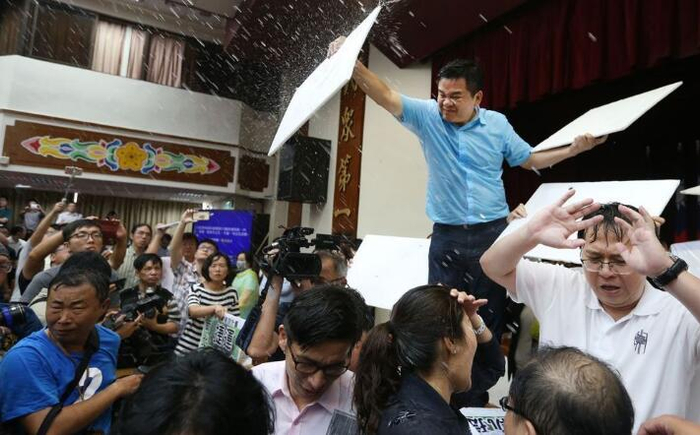 国民党“立委”在“立院”大打水球大战，状况一片混乱。（图片来源：台湾“联合新闻网”）