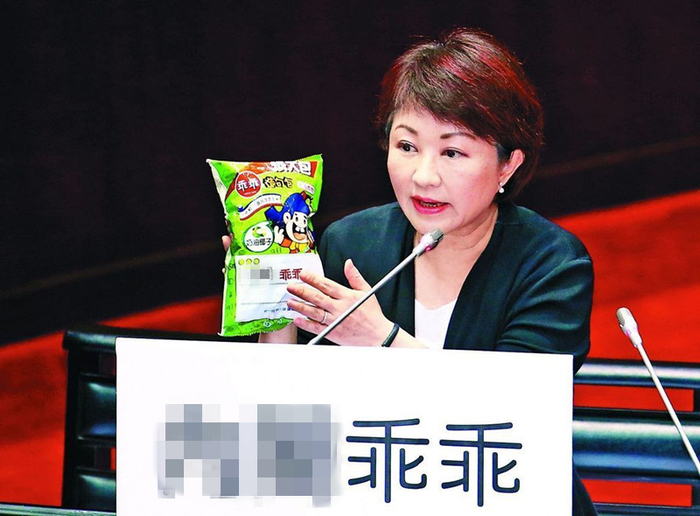 林全“内阁”上路一个月后状况不少。国民党“立委”卢秀燕拿“乖乖”当道具，希望“阁员”别再给林揆出状况。（图片来源：台湾《联合报》）