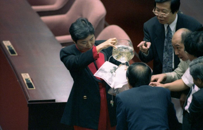  “立委”在“院会”中搬出一缸秘雕鱼引来围观。（图片来源：台湾《联合报》）