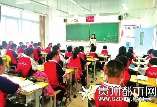 同学们认真听新班主任汪老师上课。贵州都市报 图
