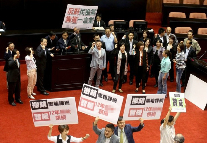  国民党“立法院”党团变成“立法院”少数后首次占领主席台。（图片来源：台湾《联合报》）