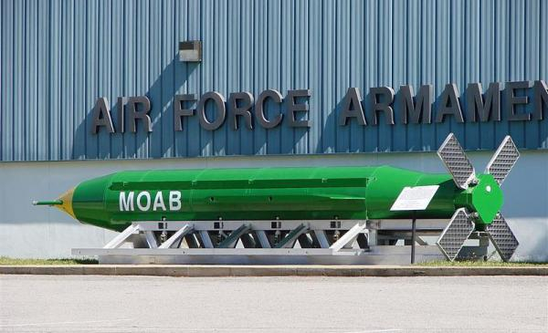 　　“炸弹之母”，正式名称为GBU-43/B大型空爆炸弹。尽管其威力似乎不及“炸弹之父”，但4月首次实战仍一举摧毁IS组织占据的洞穴与地道设施，震撼世人。