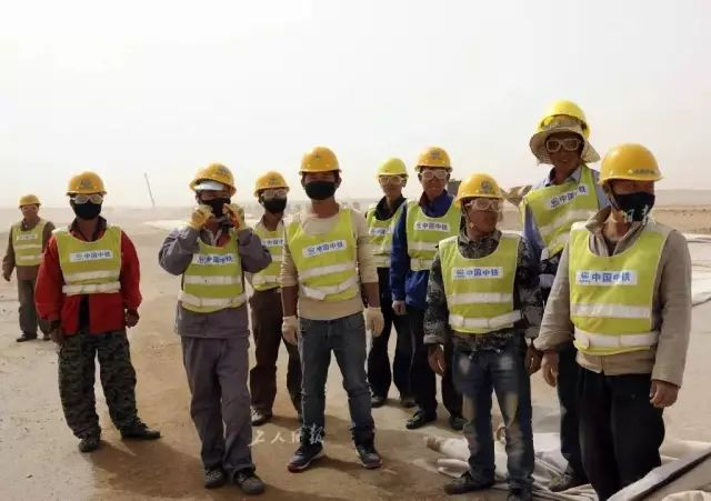  天地间矗立的建设者顽强的身影。&nbsp;（图片来源：工人日报&nbsp;黄朝华 摄）