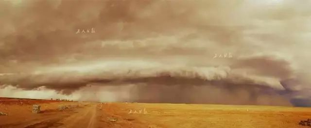 特大沙尘暴来临前（图片来源：工人日报&nbsp;雷礼/摄）