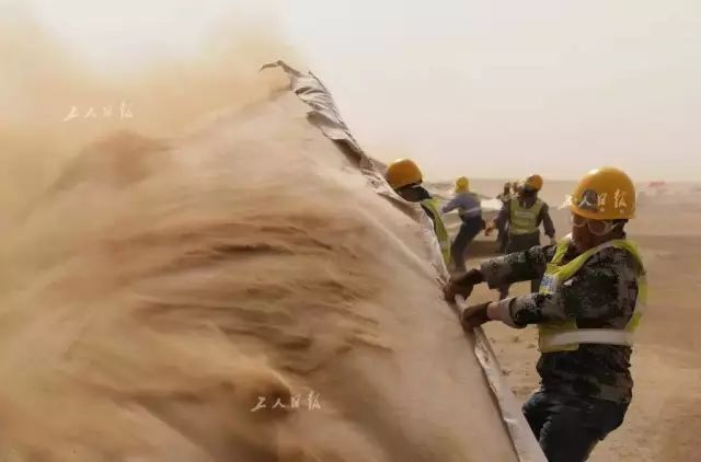 风沙大干劲更大，建设之初挑战恶劣环境。&nbsp;（图片来源：工人日报&nbsp;黄朝华 摄）