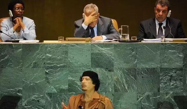 ▲演讲中的卡扎菲（与会者：我想静静……）