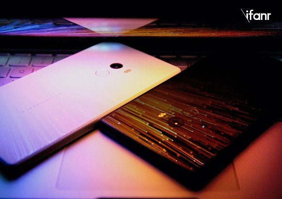 （陶瓷机身的小米 MIX）