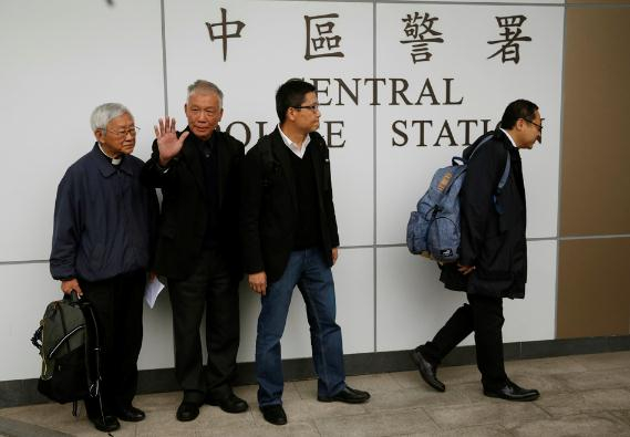 　　戴耀廷（右一）摆出作秀姿态，与陈健民、朱耀明及陈日君等人2014年底警署自首，自称要为行动承担惩罚（图源：香港大公报）