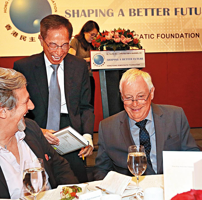 李柱铭见到彭定康时媚态尽现。（图源：香港大公网）