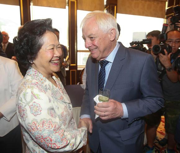 彭定康的政治能量已近枯竭，昨日与陈方安生相会的“相互安慰”（图源：香港大公网）