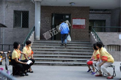 朝阳群众在薛蛮子嫖娼案子的楼门口监控。摄/法制晚报·看法新闻记者林晖