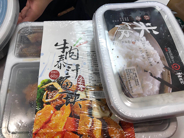 复兴号上所售餐饮。 &nbsp;本文图片均由 澎湃新闻记者 何颖晗图