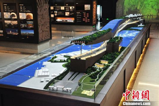 图为馆内陈列的胶州湾海底隧道沙盘。 博物馆供图