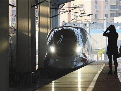 G1次“复兴号”驶入北京南站。昨日，中国铁路实施新列车运行图，京沪高铁7对“复兴号”动车组提速至350公里/时。本版摄影/新京报记者 吴江