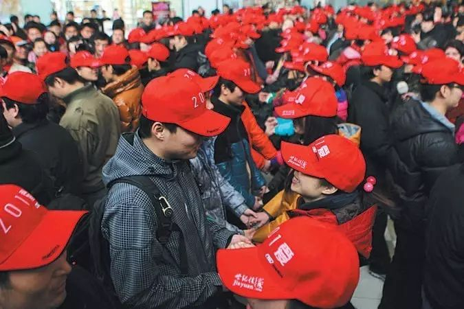 　　▲在一家婚恋网相亲成功的上百对情侣现身一场相亲会，以亲身经历鼓励还在相亲的单身男女。 新京报资料图片