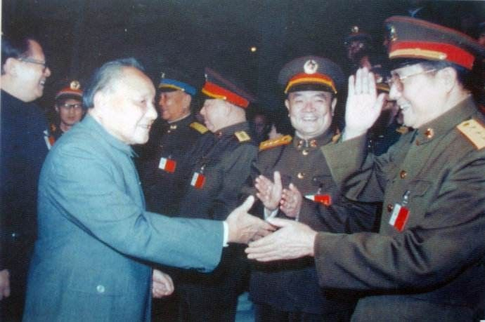  △受到邓小平接见的向守志（右一）