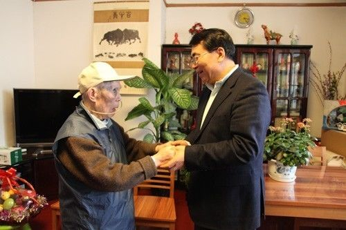  △2011年，中科院党组书记白春礼看望钟炳昌。