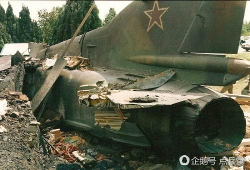 撞毁在比利时民宅中的MIG-23战斗机，在19年前，美军的一架F-106战斗机运气比他好