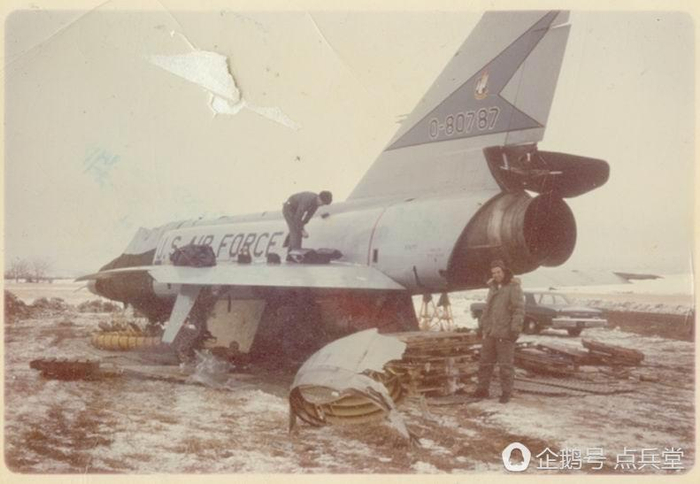 地勤人员正在冰冷的田地上，对这架F-106进行简单的维修工作