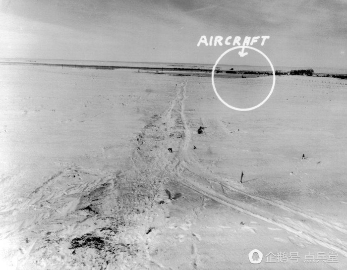 从飞机触地点拍摄的照片，白圈圈住的正是 “自主迫降”的580787号F-106战斗机