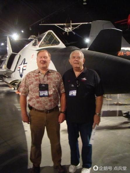 在2013年的老飞行员聚会期间，跳伞的盖瑞·福斯特上尉（左）与自己当年的爱机合影留念