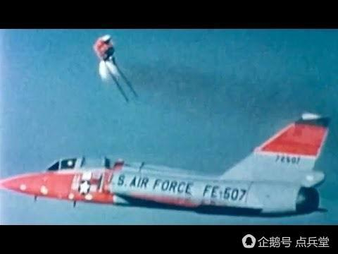 在美国空军针对F-106战斗机的弹射座椅测试中，一名飞行员正使用弹射座椅进行逃生测试
