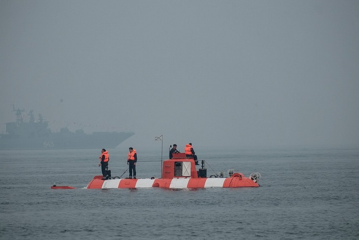  图片：“伊戈尔·别洛乌索夫”号携带的AC-40型潜艇，是一种深潜救生用小型潜艇。