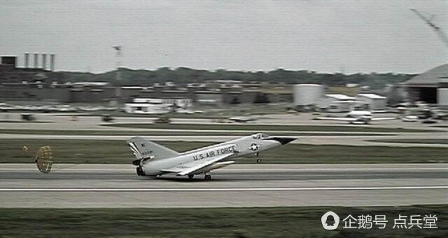 原本减速伞是设计用于F-106战斗机在降落时使用，却被福斯特上尉当做最后一根救命稻草