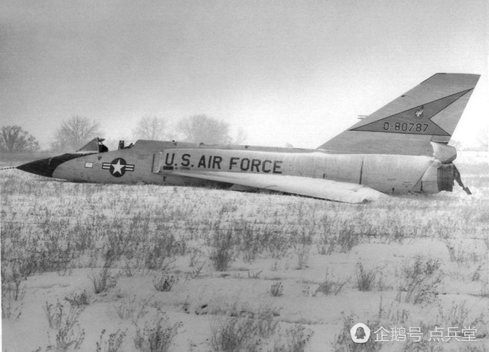 自主迫降在田地里的580787号F-106战斗机，其机体结构大致保持完好