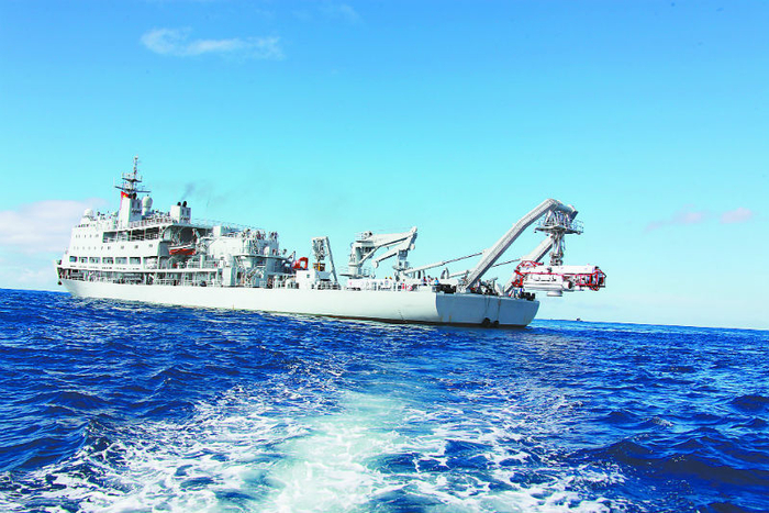  图片：“长岛”号潜艇救援舰释放LR7型深潜救生潜艇，9600吨的“长岛”号比5300吨的“伊戈尔·别洛乌索夫”号更加先进。