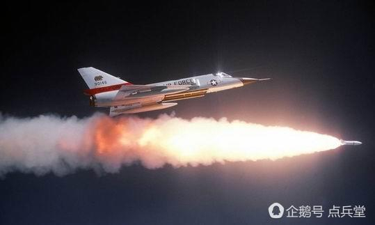 在当时算是十分先进的F-106战斗机，其机载火控系统可以完成从截击到返航的所有操作