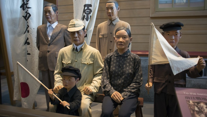 图片：台湾民俗馆中陈列的日据时代台湾家庭蜡像，完全是当年日本人打扮。