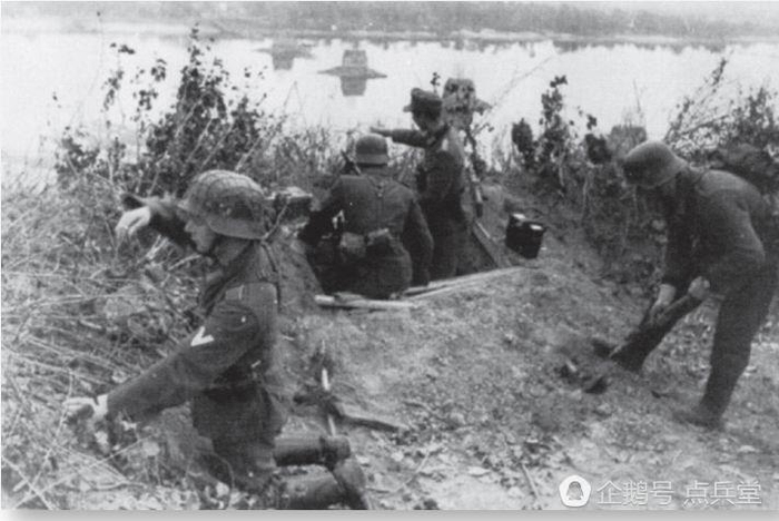 正在第聂伯河河曲部构筑工事的德军步兵，他们远远不会想到在夜晚会遭遇到从天而降的攻击