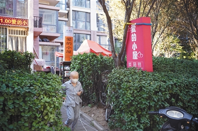 燕郊潮白人家小区，有家专门为白血病患者提供用品的商店，一名小患者走出。