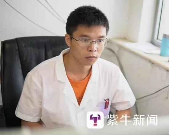  刘家洲在电脑前工作