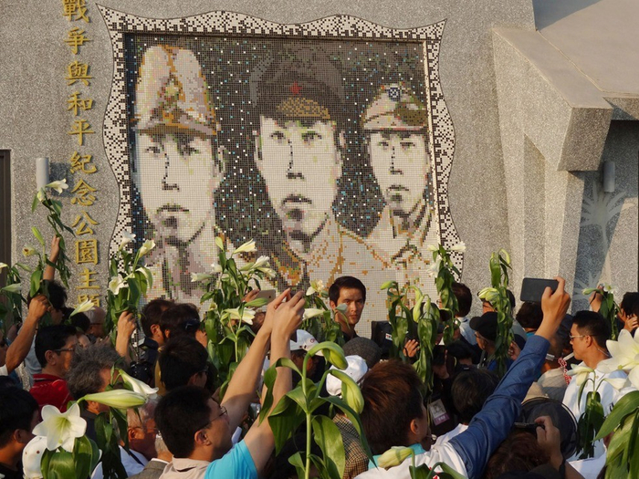 图片：台湾为纪念台湾老兵而立碑，其中位于第一位的就是日籍台湾兵，这和岛内现在对日本“认贼作父”的风向有关。